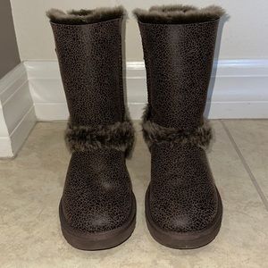 EUC Ugg Skylah boot chocolate brown bomber shearling women's size 7